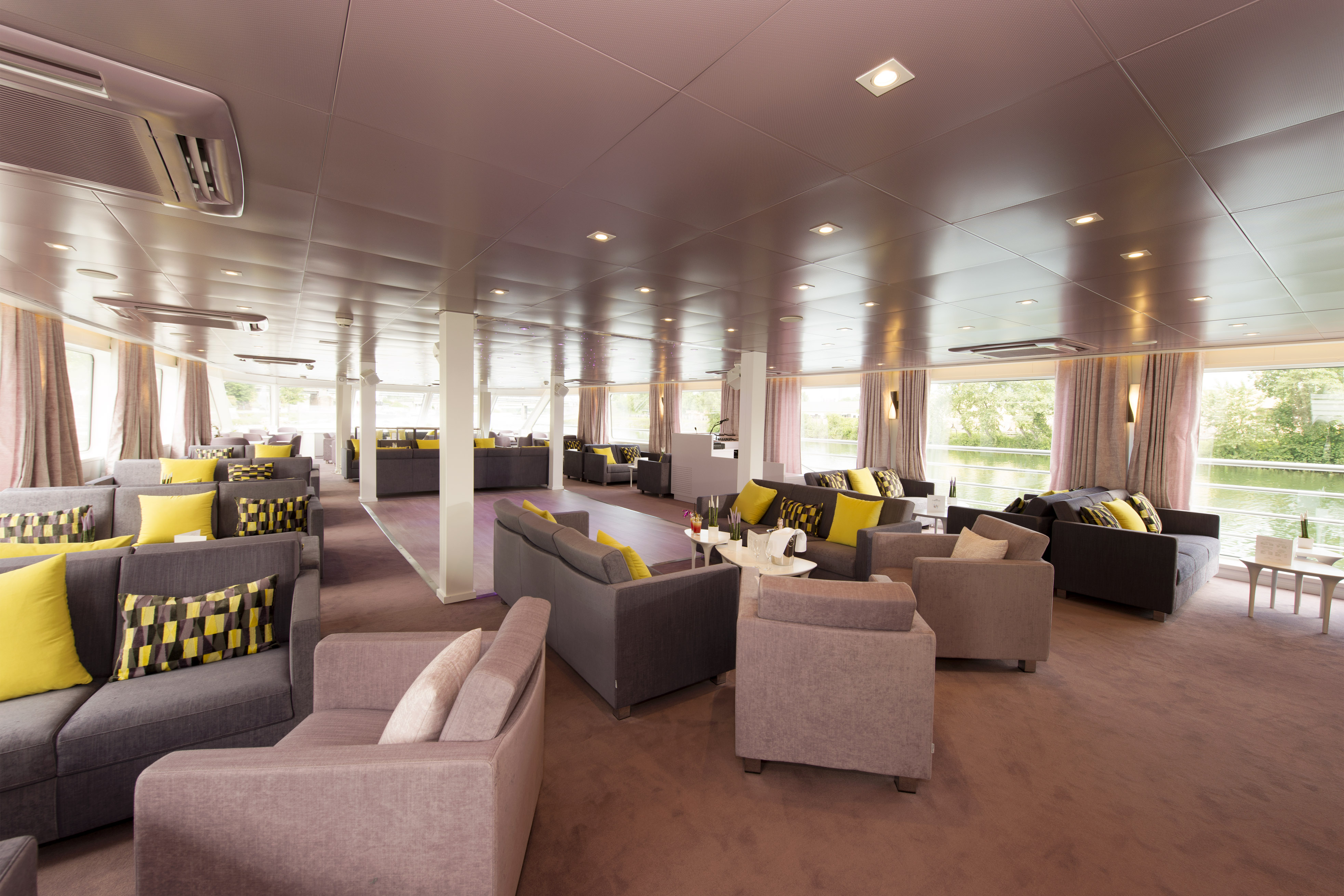 CroisiEurope MS Douce France Lounge Bar 1.jpg